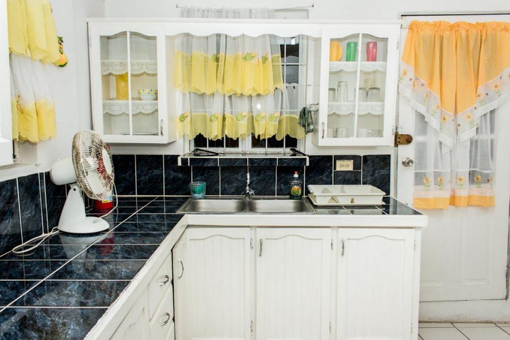 Tonys Guest House Petit Valley エクステリア 写真
